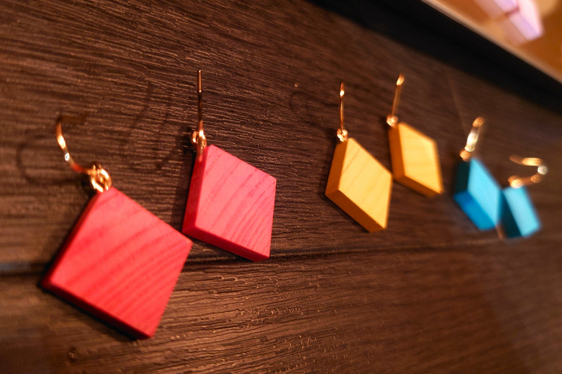 パステルカラーと木のピアス